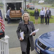 Egy családi vacsorán a menyem felhívta a biztonságiakat, és megpróbált eltávolíttatni az asztaltól. Fogalma sem volt, hogy én vagyok a cég tulajdonosa, ahol dolgozik. Másnap telefonáltam – a viselkedését dokumentálták, és áthelyezték egy háttérmunkára, amíg mindent átvizsgáltak. Hirtelen az emberekkel való bánásmódja már nem tűnt annyira „ártalmatlannak”.