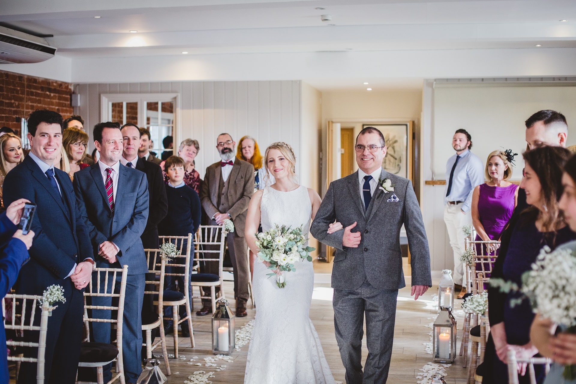 A lányom esküvőjén nem volt nekem hely – aztán meglátta, hogy ki jött be velem