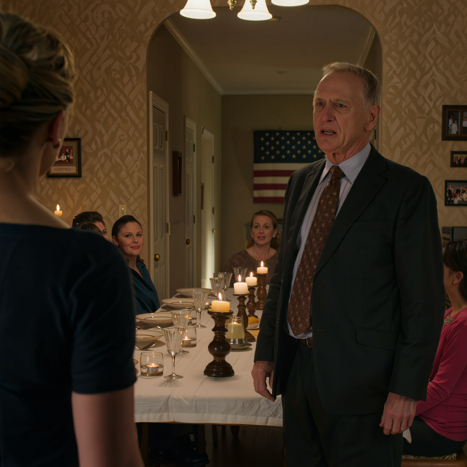 A nagymama házában elfogyasztott hálaadásnapi vacsorán apám felállt 31 ember elé, felemelte a whiskyjét, és vicsorogva kijelentette: „Beletelt a színlelésbe. Ő nem a lányom.” Az egész szoba megdermedt. A mostohaanyám kezében már zsebkendők voltak. Csak elmosolyodtam, lassan odamentem a folyosói kabátos szekrényhez, kihúztam egy poros cipősdobozt, és azt mondtam: „Ha ma este mindenki az igazságot akarja, akkor nézze meg alaposan.”