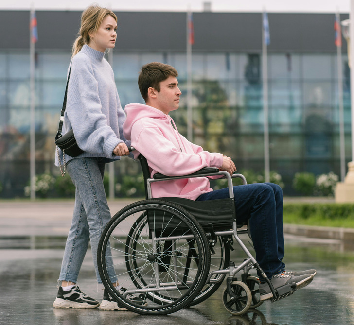 A nővérem eljegyzési partiján a kerekesszékemben ültem a táncparkett szélén, miközben Cassie azt mondta a vendégeknek, hogy „teljesen jól vagyok”, és „ma egy kicsit érzékenyebb vagyok”. Aztán, mintha valami aranyos vicc lenne, kicsit túl gyorsan a pezsgőtorony felé húzta a székemet – pont akkor, amikor a kamerák felénk fordultak. A torony megingott, a fuvolák csúszkáltak, és pezsgő buborékok ömlöttek az anyóra mindenki előtt. A gyep annyira elcsendesedett, hogy hallottam egy üvegcsörrenést… aztán abbamaradt. Cassie még mindig mosolygott, amikor végre észrevette, hogy ki van már mögötte – nyugodtan telefonálva, a helyszín személyzetét és a sürgősségi segítséget kérve.