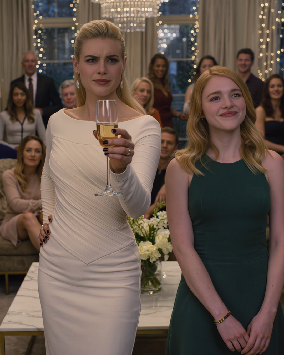 A nagy családi bulinkon a nővérem felemelte a poharát, rám mutatott, és azt mondta: „Itt jön a családi csőd”, pont a hatalmas főnöke előtt. Mindenki nevetett. Ő csak elmosolyodott, elővette a telefonját, és halkan megnyitotta a képernyőn az ÉN cégem weboldalát. Aztán azt mondta a szüleimnek, hogy a „csalódásuk” mentette meg az üzletét – és hogy a „sikeres” lányuk a kirúgás szélén áll. Ekkor végre elcsendesedett a terem.