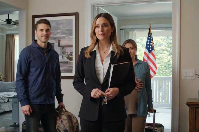 Vettem egy saját házat, és hagytam, hogy a nyugdíjas szüleim velem lakjanak. Aztán anya beköltöztette a bátyámat, és azt mondta, hogy a fő hálószoba az övé legyen. Amikor ezt visszautasítottam, kirakták a holmijaimat, mintha nem oda tartoznék. Így adtam nekik 24 órát, hogy más intézkedéseket hozzanak…