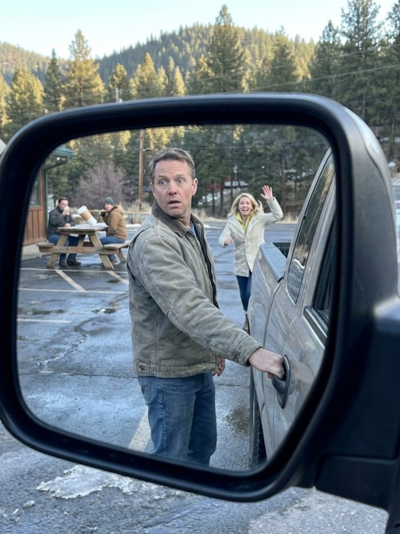 A feleségem melltartóját az anyósülés alatt találtam, és a gyomrom összeszorult – így aznap este lenyomtam a saját munkahelyi telefonomat, figyeltem, ahogy egy másik férfival elhagy egy bárt, és láttam, ahogy kézen fogva belépnek egy szállodába. Nem sikítottam. Nem szálltam szembe vele. Hazamentem, lefeküdtem a kanapén, és elkezdtem csendben élni az életemet – dobozról dobozra –, amíg el nem jött a sor, amikor „munkahelyi útra” indult. Azon a reggelen letettem a karikagyűrűmet a konyhaasztalra, egy sort hagytam egy cetlire – „Remélem, megérte” –, és eltűntem egy lakókocsiban a dombokban, ahol senki sem talált meg. TÖBB MINT EGY ÉVEN ÁT TELJESEN SZELLEM VOLT nála… AMÍG EGY SZOMBATON EGY KISVÁROSI KÁVÉZÓBAN KIJÖTTEM A TEHERAUTÓMHOZ, ÉS EGY HANGOT HALLOTTAM, HOGY A NEVEM KIÁLTOLT AZ UTCA TÚLJÁRÓL. MEGFORDULTAM – ÉS OTT VOLT, INGTEGELVE, MINTHA VÉGRE GYŐZÖTT volna… AZTÁN FELÉM FUTOTT, ÉS AZT MONDTA: „PAUL… KERESLEK TÉGED”… ÉS RÁJUTTAM, HOGY NEM CSAK AZÉRT JÖTT EL IDE AZ ÚTRA, HOGY BOCSÁNATOT KÉRJEN…