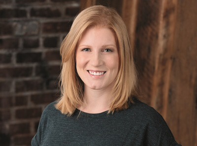 A ballagási vacsorámon mindenki nevetett – mígnem a nagymama rám mosolygott, és azt mondta: „Örülök, hogy az 1500 dollár, amit havonta küldök, segít.” Körülnéztem, és azt mondtam: „Soha nem volt pénzem…” Mindenki lassan a szüleimre fordult, akik halotti csendben voltak… A NAGYMAMA LELETESZTE A TÁNYÉRJÁT, ÉS…