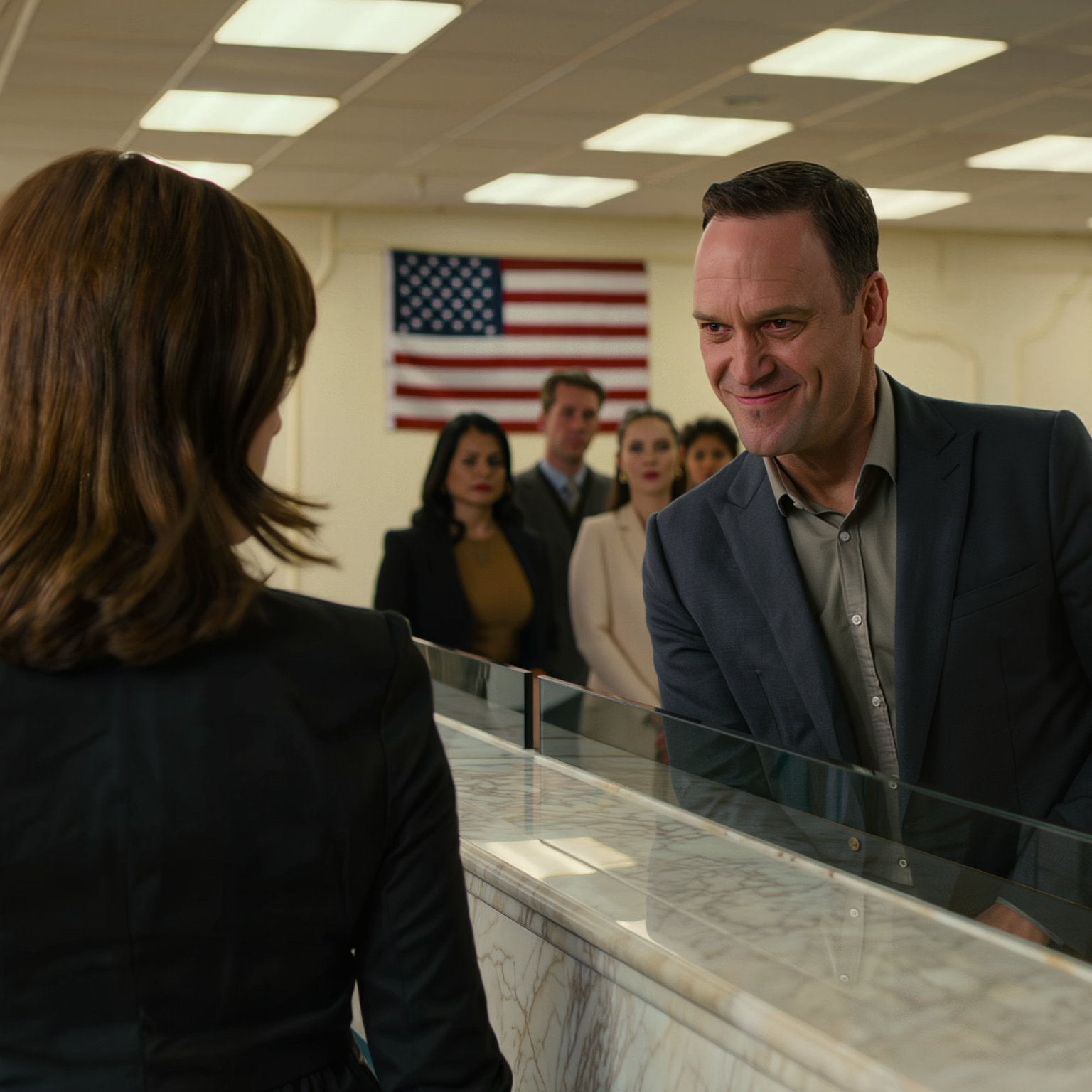 A sógorom „koldusnak” nevezett a bankban, és vigyorogva kért kölcsön 100 dollárt – nem vitatkoztam, csak némán néztem rá. Azon az estén rájöttem, hogy a nevemet törölték a papírokból, sőt még anyám végrendeletéből is, mintha soha nem is léteztem volna. Másnap reggel pontosan 9:58-kor érkeztem, letettem a laptopomat az asztalra, kinyitottam a lezárt borítékot… aztán egyszer kattintottam, és a szoba halálos csendbe borult.