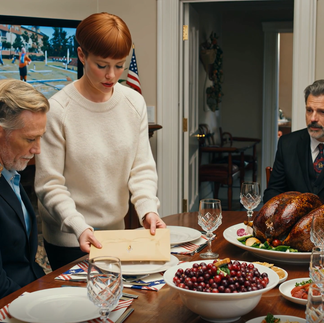 Hálaadáskor a szüleim elvették a helyem az asztaltól, anyukám azt mondta: “nincs helye a csalódásnak”, ahogy kimentem, letettem egy borítékot apukám tányérjára, és azt mondtam: “boldog hálaadást, végre tudom, miért utáltok”, a terem elcsendesedett, és amit ezután felfedeztek, 23 rokonnak elállt a lélegzete…