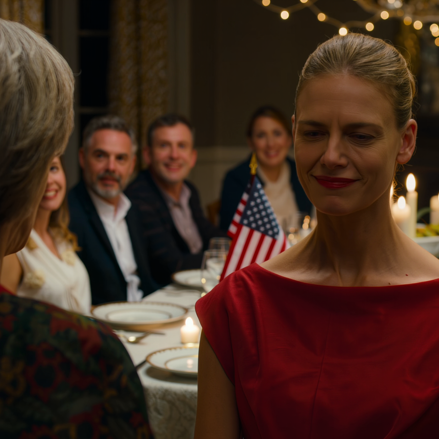 Karácsony este, 22 ember előtt, a menyem elkapta az ajándékot, amit a fiamnak adtam, és gúnyosan felkiáltott: „Olcsó.” Leejtette a földre, a reccsenés 38 másodpercre elnémította az egész asztalt, és a fiam egyetlen szót sem tudott kinyögni. Én csak mosolyogtam, csendben takarítottam, mert a zsebemben már ott volt egy mappa papír és egy másnap reggelre beütemezett hívás.