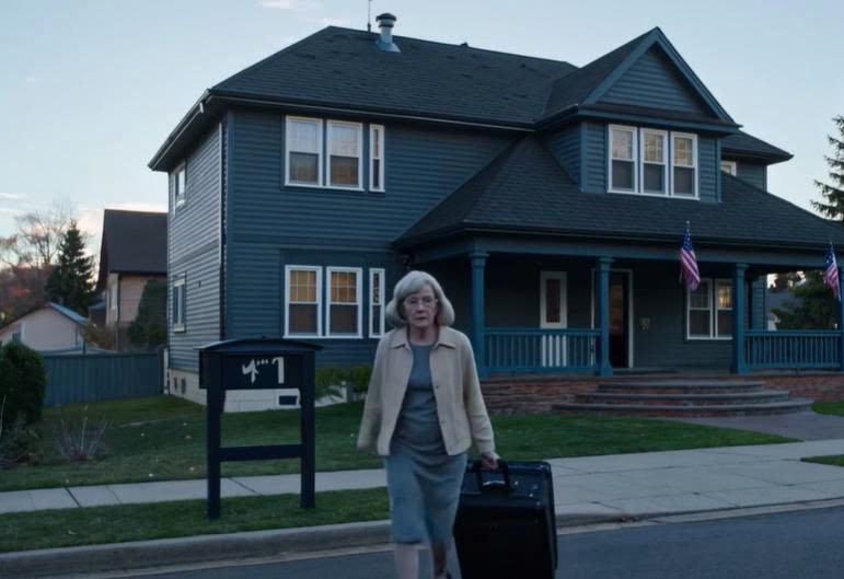 „Fizesd be az 500 000 dollárt éjfélig!” – követelte a lányom, miközben szerencsejáték-adósságait a lábam elé vetette. „Egy fillérrel se kevesebbet” – sziszegte. Én csak annyit suttogtam: „Rendben”. Percekkel később kiürítettem az összes számlámat. Amikor betörtek a házamba, hogy begyűjtsék a vagyont, csak csupasz falakat és egy lepecsételt levelet találtak. Amikor feltépték… SÍRNI KEZDETTEK.