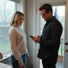 Rájöttem, hogy mással járt, ezért leadtam neki a férjem csomagjait – pont a munkahelyi megbeszélése kellős közepén.