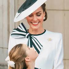 A lányom esküvőjén felemelte a poharát, és azt mondta: „A családé – és az anyukámé, Evelyn Marlowe-é, aki mindig azt hiszi, hogy minden részletet „kezelni” tud.” Néhányan kuncogtak. Én felemeltem a poharamat, elmosolyodtam, és azt mondtam: „A menyasszonyé… Aki a fennmaradó döntéseket visszaadta a párnak.” A kuncogás nem tartott sokáig.