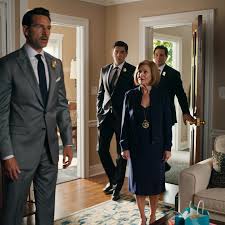 „Itt jön a család koldusa” – gúnyolódott rám apám a terem előtt egy luxusgálán. A bátyám hozzátette: „Bárcsak soha nem lettem volna a testvéred.” Anya kerülte a tekintetemet. Aztán a vezérigazgató előlépett: „Hölgyeim és Uraim, kérem, üdvözöljék a bank Forbes-díjas alapítóját és milliárdosát, Ameliát.” Ekkor jött rá a családom, hogy az igazság a legváratlanabb módon érkezett meg.