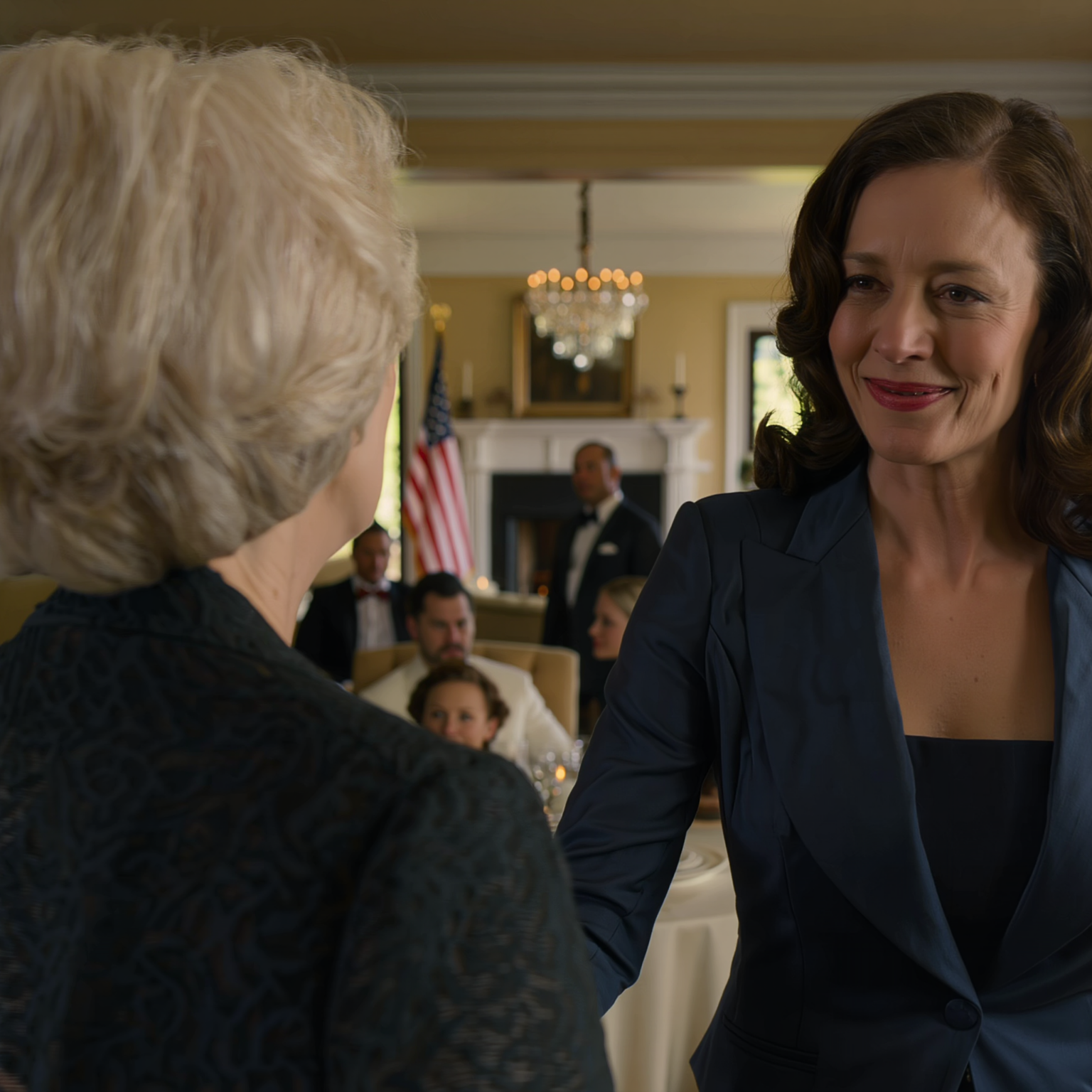 „Margaret, miért nem segítesz a konyhában? Jobban éreznéd magad a catering személyzettel!” – mondta ezt a lányom menyasszonyának anyja az eljegyzési partijukon, negyven vendég előtt. Amit ezután elmondtam, mindenkit sokkolt abban a teremben.