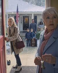 Amikor 15 éves voltam, anyukám megváltoztatta a tervet a repülőtéren, hogy utazhasson az új férjével és a gyerekeivel. Rám nézett, és azt mondta: „Majd kitalálod.” Meg is oldottam – egyetlen, váratlan hívás után. Amikor hazaért, a szobám üres volt… és egy hivatalos boríték állt a konyhaasztalon.