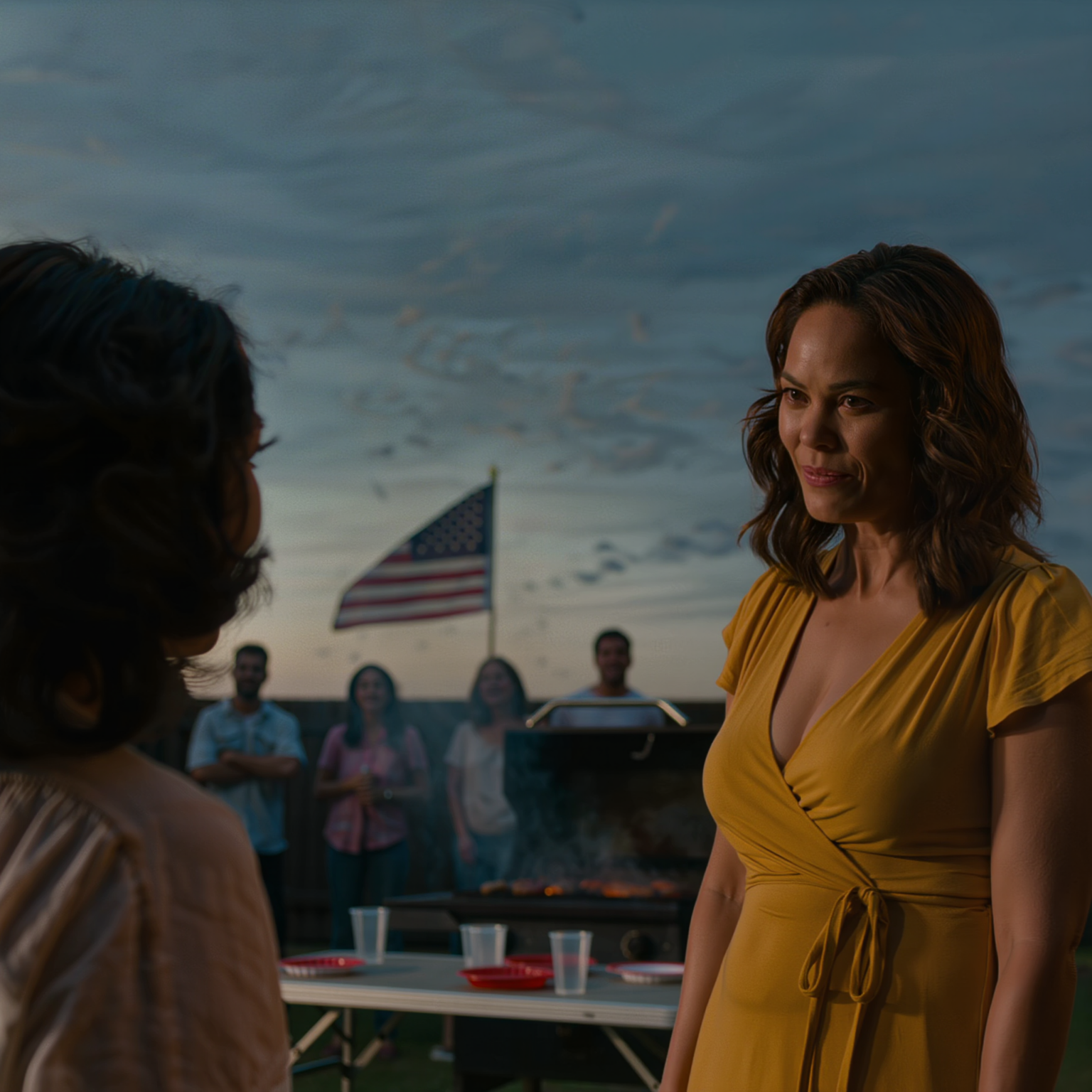 A szüleim a grillsütő előtt „haszontalannak” neveztek, miközben Felicia úgy emelt pohárköszöntőt az Amazonról és a Tesláról, mintha már nyert volna. Aztán felkiáltott: holnap állásinterjúja van a Crestview Analyticsnél, egy olyan cégnél, amely csak az elitet alkalmazza, és a titokzatos vezérigazgató is felbukkan. A rokonok lélegzetüket visszafojtva várták. Én csendben maradtam, mert van egy igazság, amit 13 évig titkoltam, és holnap reggelre beírta magát a naptáramba.