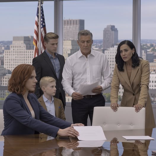 A bátyám rábeszélte a szüleimet, hogy adják oda neki a teljes 175 000 dolláros főiskolai támogatásomat, mert úgy gondolták, hogy valódi potenciállal rendelkezik, és hogy nekem szakmát kellene tanulnom, így vitatkozás nélkül elmentem. Öt évvel később, amikor megjelentek az irodámban, anyukám térdei összerezzentek.