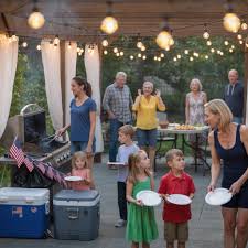 „Túl sokat esznek a gyerekeid” – mondta a húgom a családi grillezésnél, miközben elvette a tányérokat a 6 és 8 éves gyermekeim kezéből. „Tegyél félre a „főbb” unokáknak.” Az ikrei már három teli tányérral ettek. Nem vitatkoztam – csak összepakoltam az 1200 dollár értékű húst, amit hoztam, és elmentem. Amikor mindenki rájött, hogy elfogyott az étel… A telefonom 10 perc alatt 47 dühös SMS-től felrobbant.