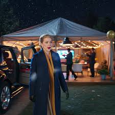 Egy 12 órás gerincműtét után 73 nem fogadott hívásra ébredtem. Apám üzenetrögzítőjében ezt írta: „Eladtuk a lakásodat, hogy kifizessük a húgod esküvőjét. Még eszméletlen voltál, ezért aláírtuk helyetted a papírokat.” 925 000 dollár – elveszett. Az esküvő pontosan öt hét múlva lesz. Alig tudok járni, de egy hívást kezdeményeztem. És mi történt az esküvővel azután… senki sem látta előre.