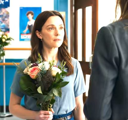 A férjem azért választotta a lányunk táncestjét, hogy túl közel kerüljön a nőhöz, akit látott. Nem sikítottam. Nem rendeztem jelenetet. Megvártam – az évfordulós bulinkig, amikor megcsókoltam a férjét.