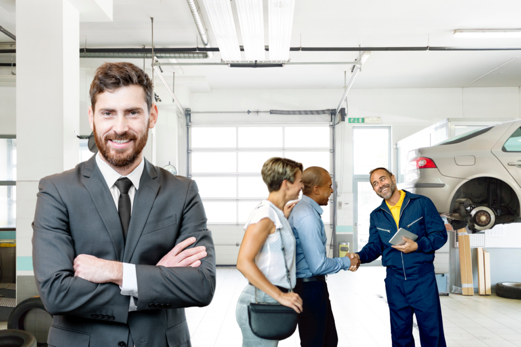 Első napján vezérigazgatóként az alapító fia alig nézett fel a laptopjáról, mielőtt megszólalt: „Azonnal elengedünk. A biztonságiak majd kikísérik.” Átadtam a jelvényemet, és elmosolyodtam. „Semmi gond. Csak szólj apádnak, hogy a három óra múlva esedékes igazgatósági ülés… érdekes lehet.” Fogalma sem volt, hogy csendben a cég hetvenkét százalékát birtoklom.