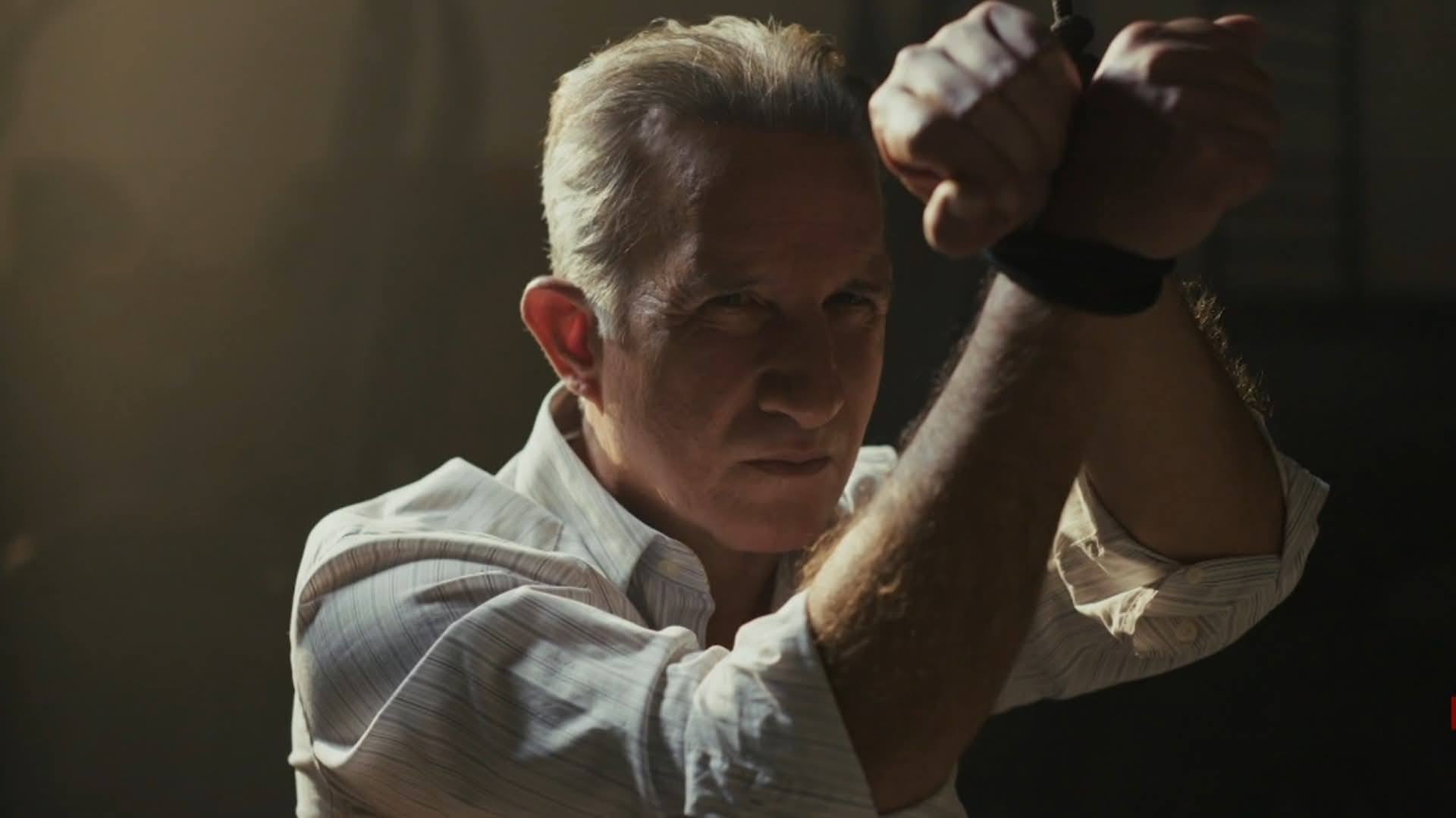 „Add át a szerződést a húgodnak 250 000 dollárért, vagy kitagadnak” – követelte apám, miközben átcsúsztatta a szerződést az asztalon. Nem tudták, hogy már találkoztam a cége vezérigazgatójával. Amikor Madison másnap reggel megérkezett az új „kirendeltségére”, leejtette a kávéját – a verandámon állt.