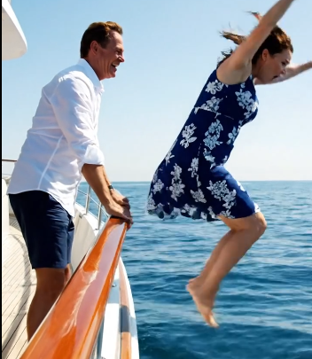 Er stieß seine Frau ins Meer, um ihr Vermögen mit seiner Geliebten zu stehlen – doch drei Jahre später kehrte die Frau, die er für tot gehalten hatte, zurück, um die beiden heimzusuchen.