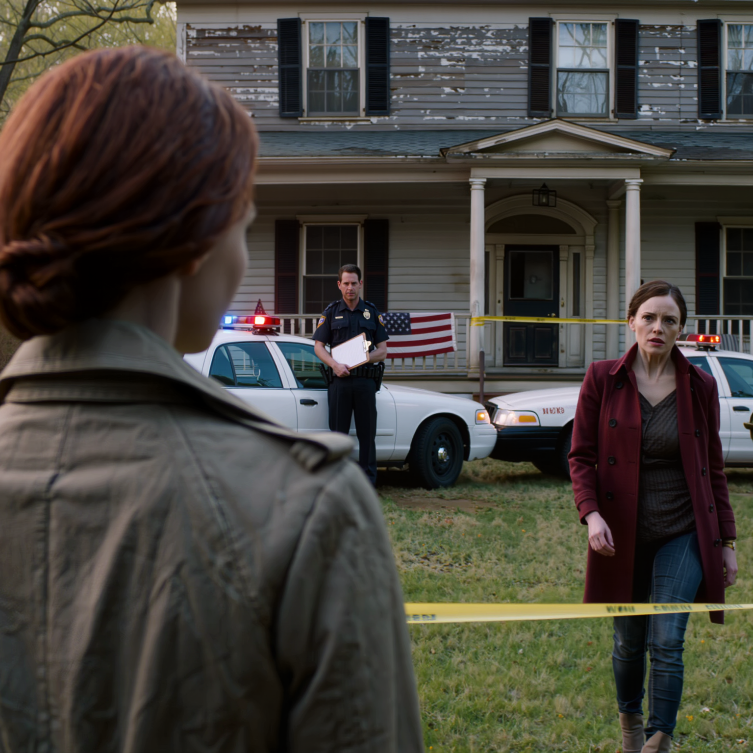 Miután a nagymamám meghalt, megbíztam egy céget a ház felújításával. Egy héttel később felhívott a munkás, és azt mondta: „Asszonyom, találtunk valamit. Jöjjön ide azonnal, de ne szóljon a szüleinek vagy a nővérének.” Amikor megérkeztem, a rendőrség már ott volt, és remegni kezdett a kezem…