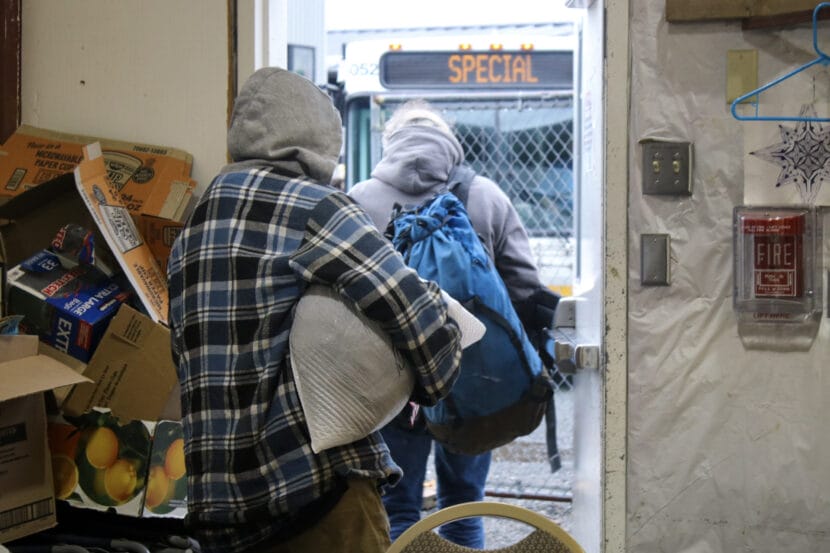 A rászorulók téli adománygyűjtésén a nagyapám meglátott, ahogy csendben ülök az ideiglenes melegítősátorban. Megkérdezte: „Hová tűnt a lakásom és az egymillió dollárom, amit neked adtam?”