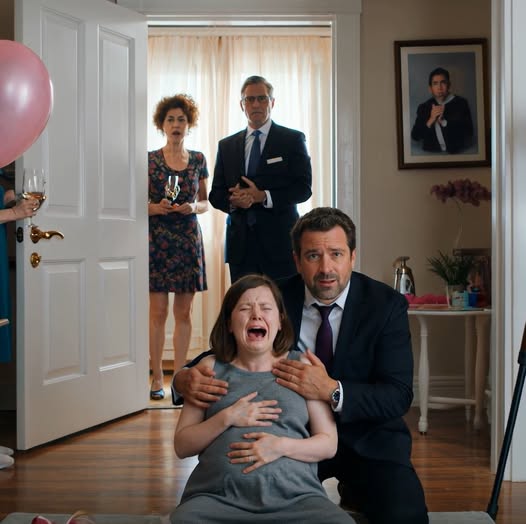 Anya belépett a babaváró buliba, és hidegen azt mondta: „Azt hiszed, előbb tudsz szülni, mint a húgod? Soha! Az egyetlen igazi unoka az övé!” Aztán a terhes hasam felé emelte a lábát. Fájdalmasan összegömbölyödtem, miközben a húgom kortyolgatta a borát és vigyorgott. Apa hozzátette: „Vannak lányok, akik egyszerűen nem tudják, hol a helyük!” A húgom azt mondta: „Senkinek sincs szüksége egy nem kívánt gyerekre ebben a családban, ugye?” Amikor megpróbáltam védeni a hasamat, anyám ismét erősebben belém rúgott: „Maradj le!” A húgom rám dobta a borospoharát: „Mindent elrontasz!” Az ott lévő após a kezemre lépett: „Tanulj meg egy kis tiszteletet!” Sírtam a földön, miközben a vendégeim sokkos állapotban álltak. Aztán egy halk hang hallatszott a tömeg mögül. Mindenki megfordult, és elsápadtak, amikor meglátták…