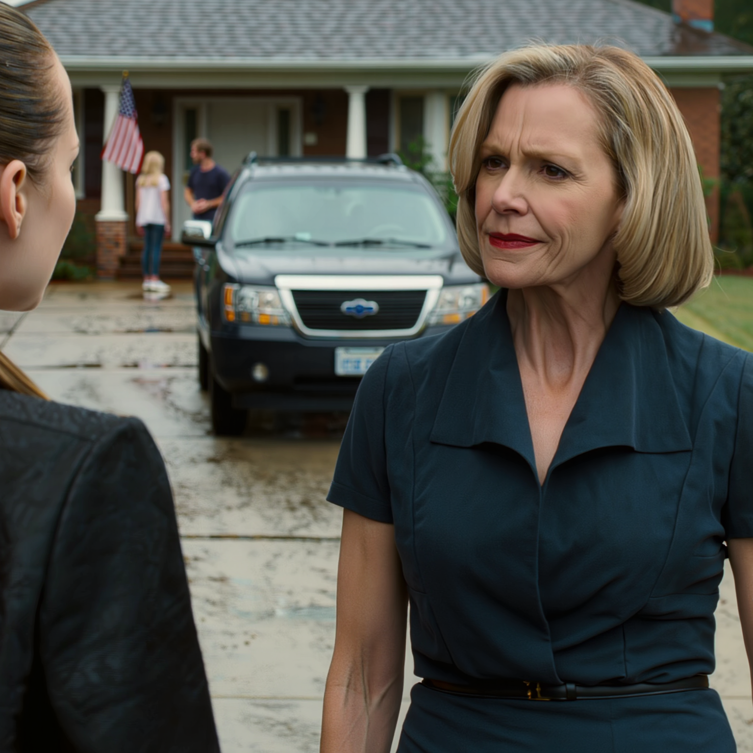 A 28. születésnapomon megnyitottam az Instagramot, és láttam, hogy az egész családom mosolyog Mauin, anyukám pedig ezt mondja: „Ő az egyetlen, akire büszkék vagyunk.” Egyedül ültem a külvárosi lakásomban, a hitelkártyaszámlám nehézkesen feküdt az asztalon, a telefonom teljesen néma volt. Nem írtam vissza üzenetet. Csak megnyitottam a banki alkalmazásomat, egy ismerős számra meredtem, és hirtelen rájöttem, hogy eddig a kezemben volt ennek a játéknak a kulcsa.