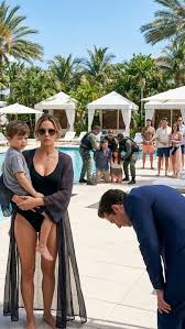 Sós levegőre és csendre számítva érkeztem a tengerparti házamba – amikor a menyem sikolya pofon vágott. „Miért jött ide az a vén parazita? Nincs itt helyed!” A parazita szó visszhangzott az ajtóban, miközben a fiam dermedten, csendben állt, hagyta, hogy megtörténjen. Összeszorult a mellkasom, de nem riadtam vissza; egyszerűen csak mosolyogtam, azzal a fajta mosollyal, ami megijeszti azokat, akik azt hiszik, győztek. „Semmi baj, drágám” – suttogtam, és úgy léptem előre, mintha oda tartoznék – mert igen. És amit ezután tettem, az arcukon kifehéredett a vér.