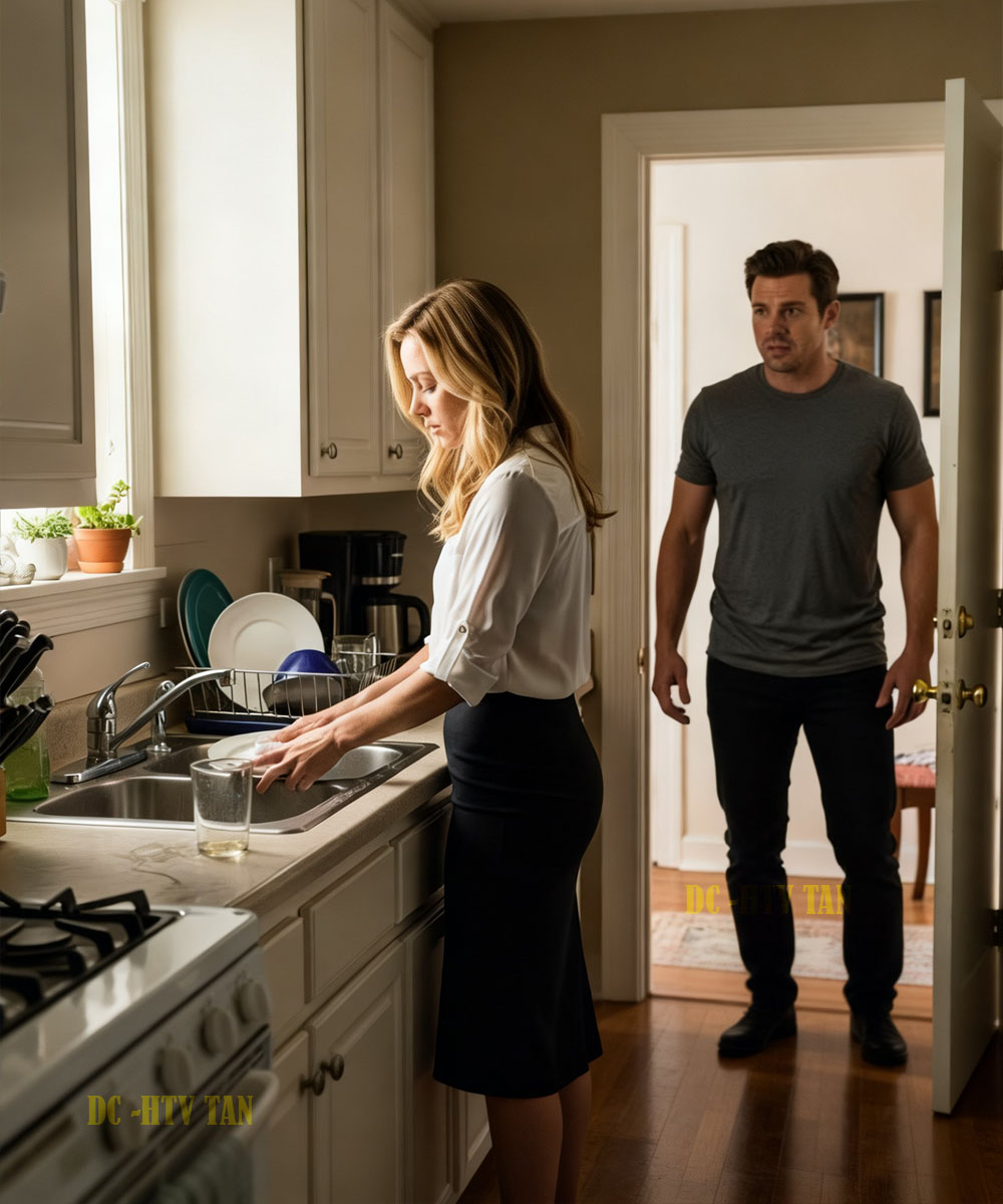 Egyedülálló apa hazaérve azt látja, hogy a vezérigazgatója takarítja a házat – A nő okát a fiú könnyekre fakasztotta…