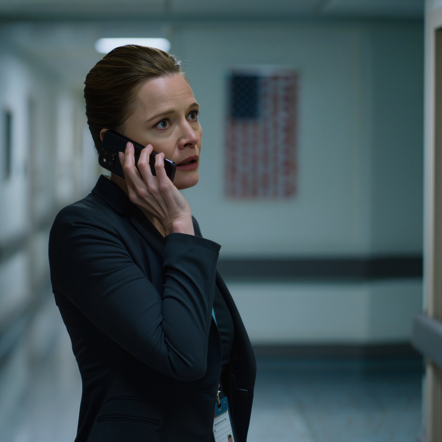 Délután 6:12-kor a kórház folyosóján állva hallgattam anyám hangüzenetét: „Elvágták a családtól, ne keressen minket többé, nélküled haladunk tovább.” Csak annyit válaszoltam, hogy „Rendben”, és másnap reggelre a bejárat zárva volt, a tóparti sorház zárása kezdett omladozni, 58 nem fogadott hívás özönlött be, majd a család ügyvédje ezt az üzenetet küldte: „Nagyon komoly problémánk van.”