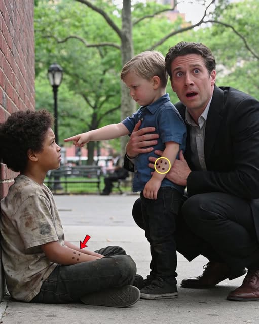 A szüleim azt mondták, hogy egyedül vagyok, amikor behoztam egy átázott kisfiút az esőből. Becsukták ránk az ajtót, de én csak még szorosabban öleltem. Senki sem tudta, hogy a karjaimban lévő gyerek hamarosan egy milliárdosra fog mutatni a hírekben – és mond egy halk dolgot, ami mindent megváltoztatott…