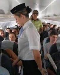 Egy légiutas-kísérő megkérte, hogy helyezze át az üléseket – míg a pilóta azt nem mondta: „Ő Martinez admirális.” „Asszonyom, azonnal helyezze át a 42F ülésre. Nem az első osztályra való.”
